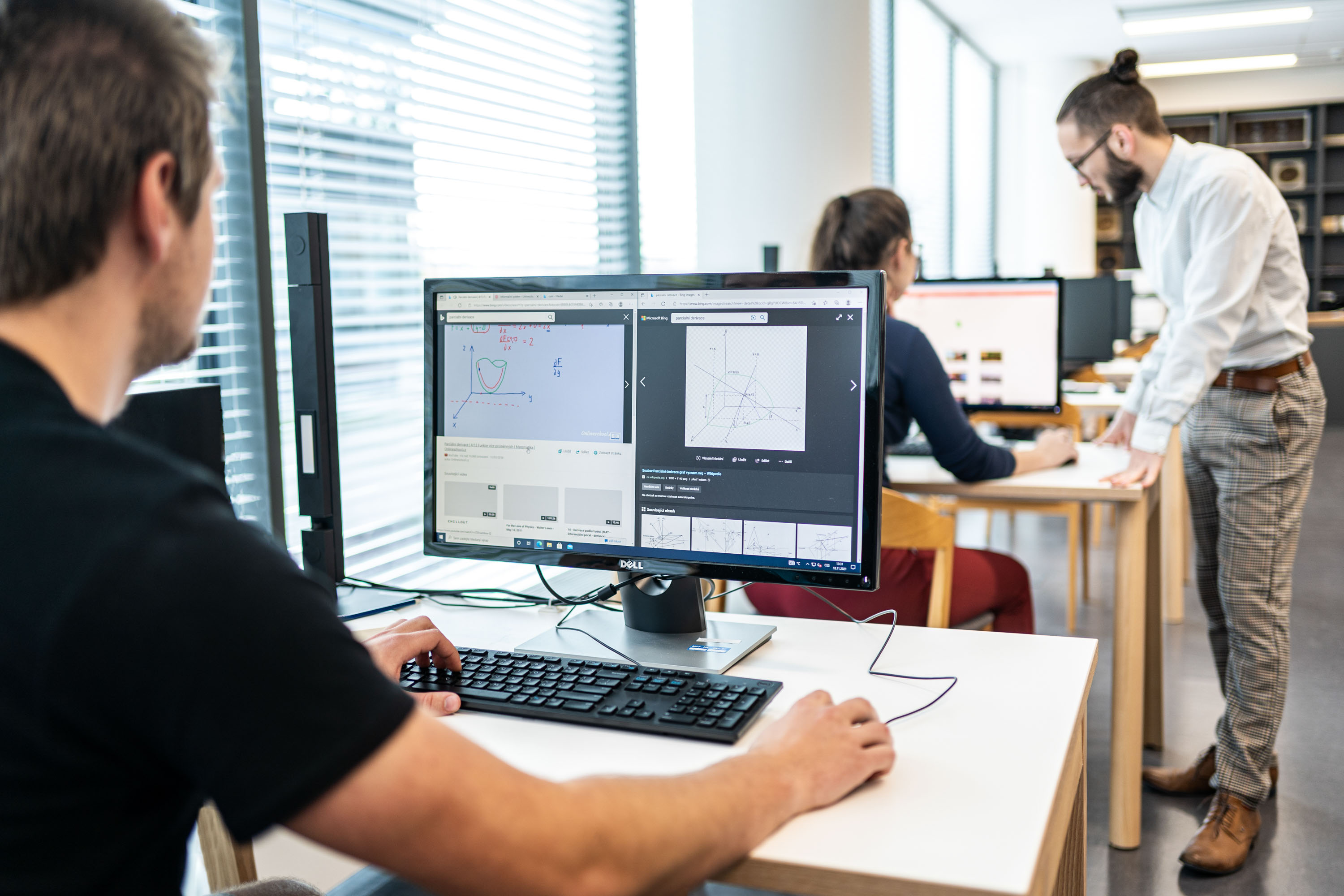 Studenti pracující na projektech